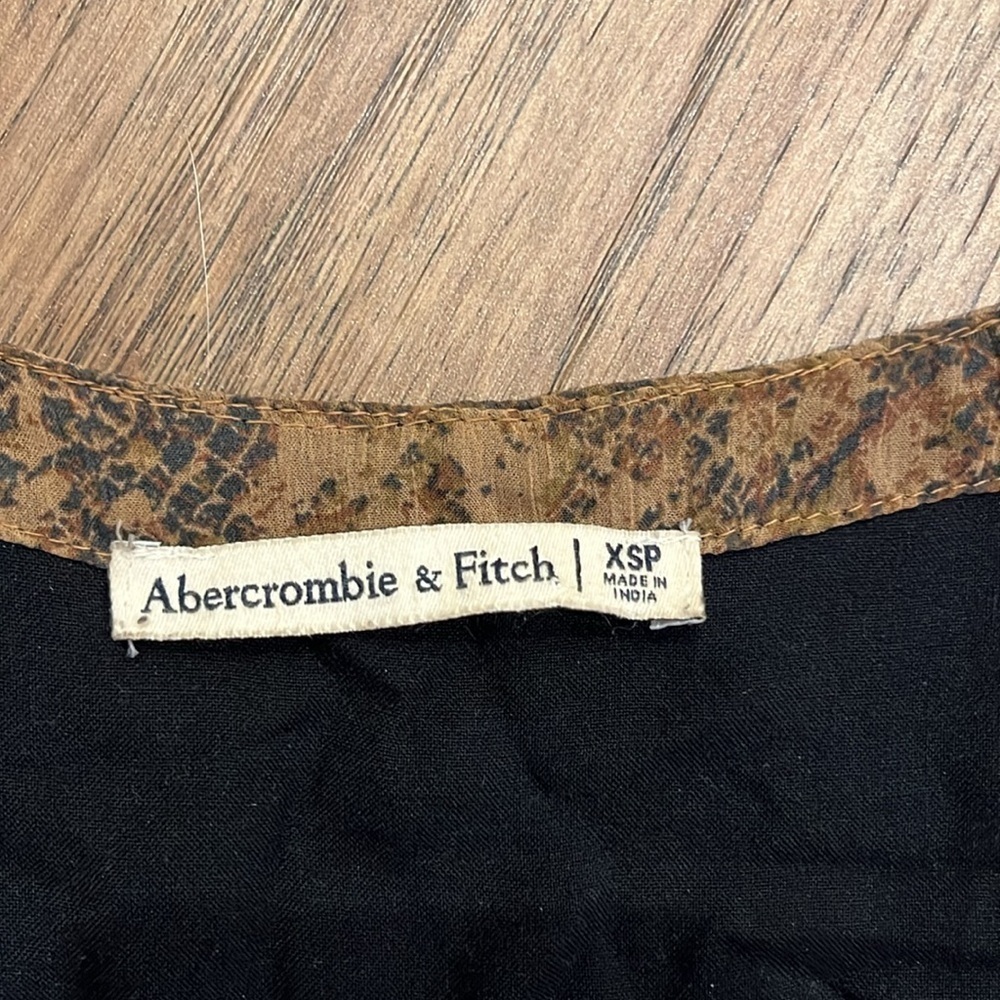 ABERCROMBIE & FITCH brown snake print flutter sleeve button down dress, size XS - Picture 2 of 5
